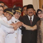 Khofifah dan Emil berfoto bersama Pakde Karwo dan istri usai pelantikan sebagai Gubernur dan Wagub Jatim di istana negara. foto: ist