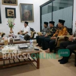 Kapolda Jawa Timur Irjen Pol Machfud Arifin saat bertemu KH Solahudin Wahid (Gus Solah) di Ponpes Tebuireng Jombang, Jumat (3/2) malam. foto: RONY S/ BANGSAONLINE 
