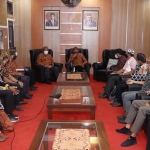 Bupati Sumenep saat audiensi dengan DPC HPI Kabupaten Sumenep di Ruang VIP Rumah Dinas (Rumdis) Bupati Sumenep, Selasa (20/4//2021). (foto: ist)