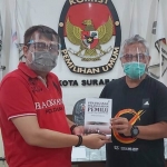 Sri Sugeng (kiri) bersama Ketua KPU Pusat Arif Budiman. foto: BANGSAONLINE.COM