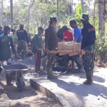 Satgas TMMD ke 106 Desa Kedungsalam Kecamatan Donomulyo, Kab. Malang saat mengerjakan pembukaan jalan sistem rabat beton.