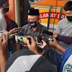 JUMPA PERS: Ketua KPU Sidoarjo Mukhamad Iskak memberikan keterangan soal hasil tes swab bapaslon, Selasa (8/9). foto: MUSTAIN/ BANGSAONLINE