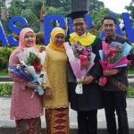 Gubernur Khofifah menghadiri wisuda putra ketiganya, Yusuf Mannagalli yang meraih gelar Sarjana Kedokteran.