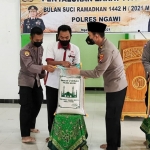 Penyerahan zakat fitrah dilaksanakan secara simbolis oleh Wakapolres Ngawi Kompol. Inggal Widya Permana melalui polsek jajaran.