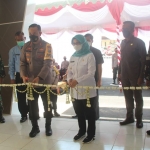 Kapolres Blitar, AKBP Adhitya Panji Anom,  dan Bupati Blitar, Rini Syarifah, saat memotong pita yang menandakan peresmian Gedung Parama Satwika.