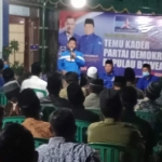 Bupati Gus Yani saat memberikan sambutan di hadapan para pengurus dan kader Demokrat di Pulau Bawean. foto: SYUHUD/ BANGSAONLINE