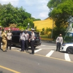 Sejumlah petugas dari Dishub Kabupaten Tuban kembali menertibkan kendaraan yang parkir sembarangan di bahu jalan, Senin (7/6/2021).