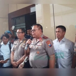 Kapolda Jatim Irjen Luki Hermawan memberikan keterangan terkait kasus prostitusi online di Mapolda setempat, Senin (7/1). foto: ANATASIA/ BANGSAONLINE