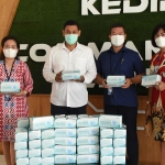 Wali Kota Kediri Abdullah Abu Bakar (nomor 2 dari kiri) saat menerima bantuan masker dari BCA Cabang Kediri. (foto: ist)