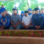 Ketua DPD Demokrat Jatim Soekarwo saat mendampingi Ketua Komando Satuan Tugas Bersama Partai Demokrat Agus Harimurti Yudhoyono (AHY), nyekar ke Makam Bung Karno, Selasa (9/4/2019).