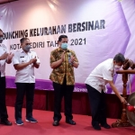 Kepala Bagian Kesejahteraan Rakyat Pemerintah Kota Kediri, Ardi Handoko, saat memukul gong sebagai tanda peresmian Kelurahan Bersinar. Foto: Ist