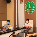 Wali Kota Pasuruan Adi Wibowo (Mas Adi) didampingi Asisten II Bidang Perekonomian dan Pembangunan, Kepala Bagian Perekonomian Kota Pasuruan, Kepala Dinas Perindustrian dan Perdagangan, dan Kepala Dinas Pertanian Kota Pasuruan saat hadir secara virtual dalam rakorwil dan High Level Meeting. (foto: ARDIANZAH/ BANGSAONLINE)