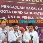 Ketua DPC PKB Gresik, Much Abdul Qodir, didampingi Ketua Dewan Syuro, Moh. Qosim, saat memberikan keterangan pers usai mendaftarkan caleg ke KPU. Foto: SYUHUD/BANGSAONLINE