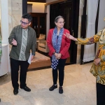 Gubernur Jatim periode 2019-2024, Khofifah Indar Parawansa, saat menghadiri undangan makan malam bersama Dubes Amerika untuk Indonesia HE. Kamala Shirin Lakhdhir.