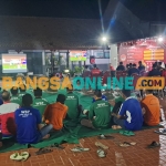 Nobar Indonesia VS Australia di Lapangan Lapas Tuban. Foto: Achmad Choirudin/BANGSAONLINE