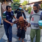 Petugas Dinsos saat membawa Nenek Yami pulang ke rumah. foto: ist.