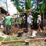 Rumah Suminah di Jl. Bintoro Kelurahan Dampit Kecamatan Dampit Kabupaten Malang saat dibongkar untuk direnovasi. foto: Putut Priyono/ BANGSAONLINE