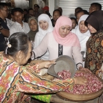 Khofifah saat dikerumuni para pengunjung Pasar Wage Nganjuk. Foto: BAMBANG DJ/BANGSAONLINE