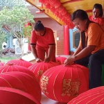 Pengurus Tempat Ibadah Tri Dharma Klenteng Kwan Sing Bio Tuban saat memasang pernak pernik untuk Imlek 2574.