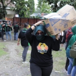 Wakil Ketua DPRD Jatim, Anik Maslachah turun langsung mengangkat bantuan untuk korban erupsi Semeru. foto: istimewa