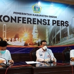 Tim Satgas Pencegahan Covid-19 Gresik saat memberikan keterangan pers perkembangan Covid-19 di Gresik, Jumat (24/4) malam. foto: SYUHUD/ BANGSAONLINE