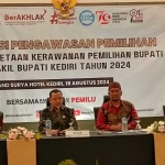 Dari kiri Sekretaris Bawaslu Kabupaten Kediri, Jarwi, Ketua Bawaslu Kabupaten Kediri, Saifuddin Zuhri, Anggota Bawaslu Kabupaten Kediri Siswo Budi Santoso dan nara sumber Nue Solikin. Foto: Muji Harjita/BANGSAONLINE.com