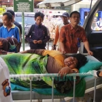 Nurhidayati saat dibawa ke IGD RSUD Dr. Soegiri Lamongan.