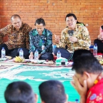 Bupati Mojokerto Pungkasiadi ketika nglempoh bareng kepala OPD dan Kades di acara AKD. 