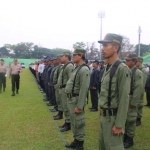 Kapolres Malang Kota AKBP Asfuri didampingi komandan upacara saat mengecek kesiapan pasukan dalam Apel Ops Mantap Brata 2018 di lapangan Gajayana Malang, Kamis (20/09). foto: ist