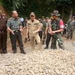 Bupati Trenggalek, M Nur Arifin bersama Dandim 0806 Trenggalek, Letkol Inf Dodik Novianto cek lokasi di Desa Dompyong, Kecamatan Bendungan, Trenggalek. foto: IST/ BANGSAONLINE