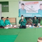 PAPARAN PROGRAM: Gus Muhdlor saat konsolidasi dengan tim dan relawan Taman, Sabtu (17/10). foto: ist.