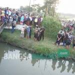 Warga mengerubuti lokasi kecelakaan di Desa Jabon Kecamatan Jombang. foto: rony suhartomo/ BANGSAONLINE