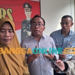 Kuasa Hukum pelapor, Nur Aziz (tengah), menyampaikan keterangan kepada awak media di Mapolres Tuban. Foto: ACHMAD CHOIRUDIN/ BANGSAONLINE