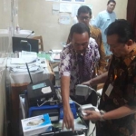 PASTIKAN KESIAPAN: Wadir Pelayanan RSUD Sidoarjo, dr Syamsu Rahmadi, SP.S, mengecek peralatan di IGD RSUD Sidoarjo, Jumat (8/6). foto: MUSTAIN/ BANGSAONLINE