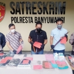 Kapolresta Banyuwangi Kombes Pol Nasrun Pasaribu saat menggelar barang bukti bentrokan dua perguruan silat.