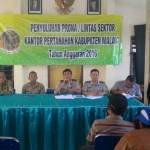 Sukardi, Ketua Tim 1 Penyuluhan dari BPN Kabupaten Malang bersama anggota lainnya, ketika memaparkan secara gamblang kepada peserta Prona 2016. foto: iwan irawan