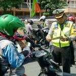 AKBP Ade Wira saat memeriksa kelengkapan pengendara dalam gelar Ops Semeru di depan Stadion Tambaksari.