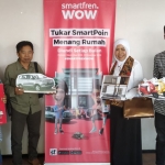 Sejumlah wartawan Pamekasan bersama pihak SmartFren foto bareng saat acara silaturrahim.