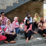 
Alivia Chairani (kiri), Dendy Septya Nugraha dan Indro Tri Cahyono dengan mengenakan batik khas Kabupaten Kediri motif jagad merah putih, usai membagikan bendera merah putih kepada pengunjung Kediri Memorial Park. (Foto: Muji Harjita/BANGSAONLINE.com).