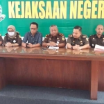 Kajari Gresik Pandoe Pramoekartika bersama para Kasi saat jumpa pers terkait kasus penyimpangan dana Jaspel BPJS. foto: SYUHUD/ BANGSAONLINE