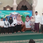 Ra Mondir foto bersama usai memberikan santunan kepada anak-anak yatim yang ada di sekitar Ponpes Raudlatul Mutallimin Al-Aziziyah I.