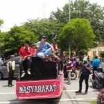 Warga Desa Sidokepung, Kecamatan Buduran, saat demo di depan Kantor Kejari Sidoarjo. foto: NANANG I/ BANGSAONLINE