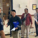 HS (berkopiah) saat akan meninggalkan Lapas Kediri. Foto: Ist