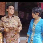 Bupati Pamekasan Baddrut Tamam dalam sebuah kesempatan mengenakan batik khas Pamekasan.