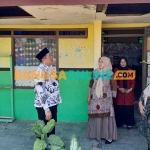 Anggota DPRD Sidoarjo, Bangun Winarso, ketika melihat ruang kelas yang memakai rumdin SDN Mergosari I Tarik. Foto: MUSTAIN/BANGSAONLINE