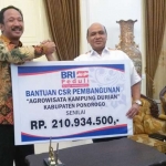 SIMBOLIS: Bupati Ipong menerima dana CSR BRI dari Kepala Cabang Ponorogo, Irwan Mandali.