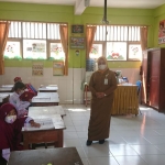 Suasana uji coba PTM di SD Kemayoran Bangkalan.