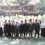 Kepala Kemenag Kota Malang Dr. H. Mochtar Hazawawi, M.Ag bersama Kepala madrasah serta siswa-siswi berprestasi foto bersama usai upacara Hari Kesaktian Pancasila, di MAN 2 Kota Malang, Selasa (01/10). foto: IWAN IRAWAN/ BANGSAONLINE