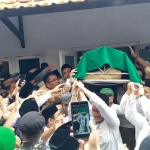 Prosesi pemakaman Gus Sholah.