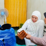 Khofifah saat melihat hasil produksi kopyah di Gresik